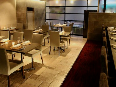 洗練されたカウンター席で、しっとりとした大人のデートを楽しむ