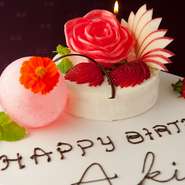 キュートなホールケーキが食後に届く、嬉しいサプライズ。大切な人への想いも伝えられる特別な日に最適な料理。友達のお祝い会や、彼女の誕生日に招待するのもおすすめ。