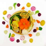 この日の前菜は、千葉県産いも豚を使用した『自家製パテのガトーオペラ仕立て　五色のピクルスを添えて』。五味五色の野菜を揃え、見た目や味はもちろん。栄養的にもバランスの良い一皿に仕上がっています。