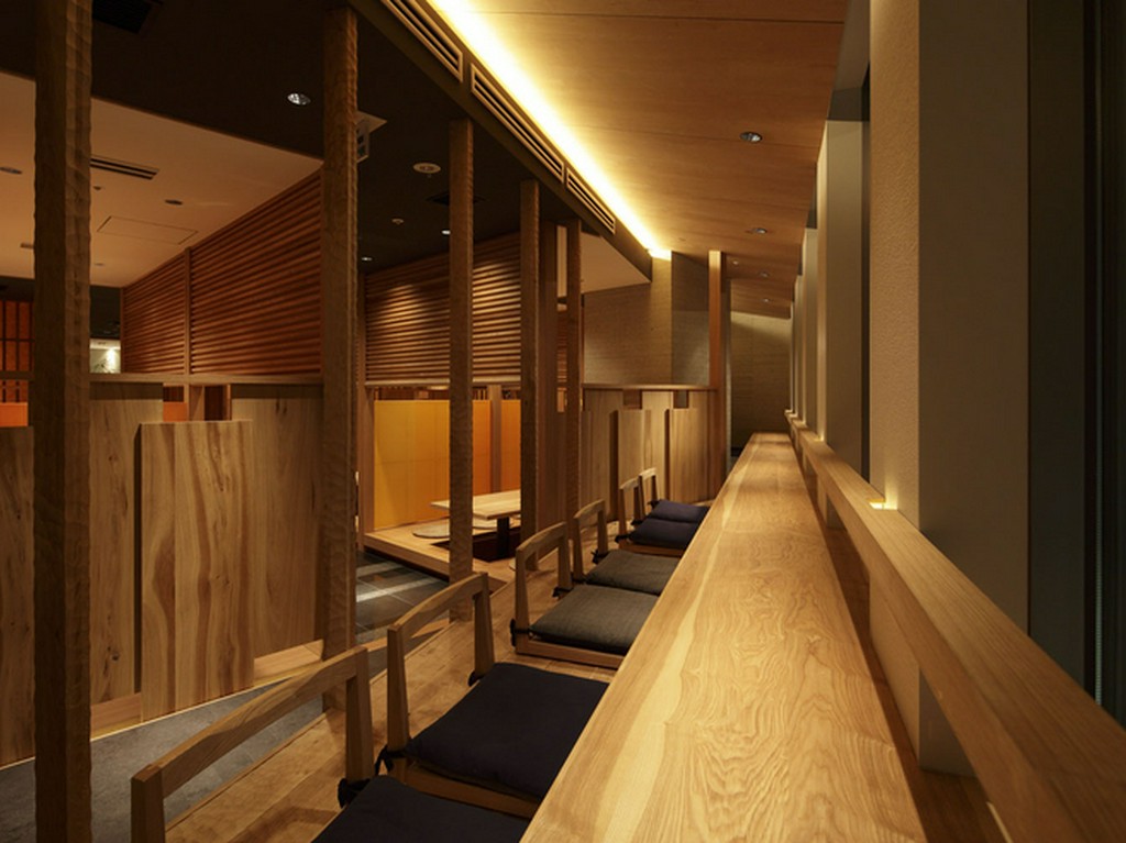 新宿の夜景も見える、窓際カウンター席で二人の時間を