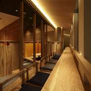 【KICHIRI 新宿】は、様々な利用シーンでご利用頂けるよう、お席をご用意。カジュアルなデートに最適な静かにお食事頂けるカウンター席は、窓際なので新宿の夜景も一望できます。
