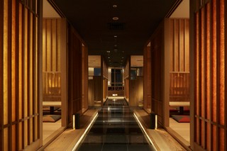 大小様々な個室で。