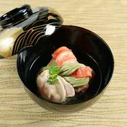 『蛤煮麺』　桑名産蛤　三重県産あおさ素麺　伊勢海老と伊勢海老内子豆腐。入荷状況により食材が変更になります。