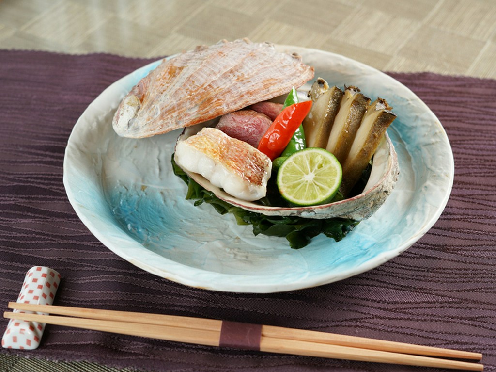 素材の調和を楽しめる『焼物（鮑殻盛り）』