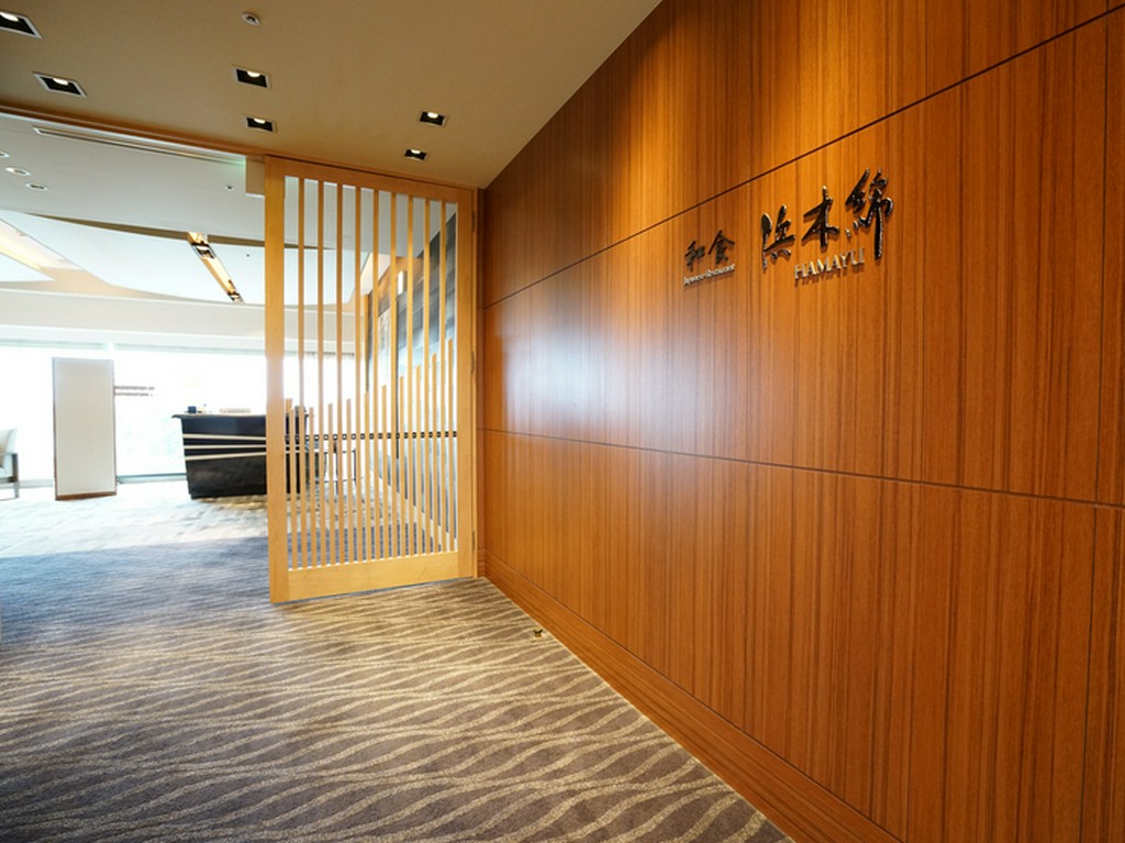 木の温もりを感じさせる、和モダンなエントランス