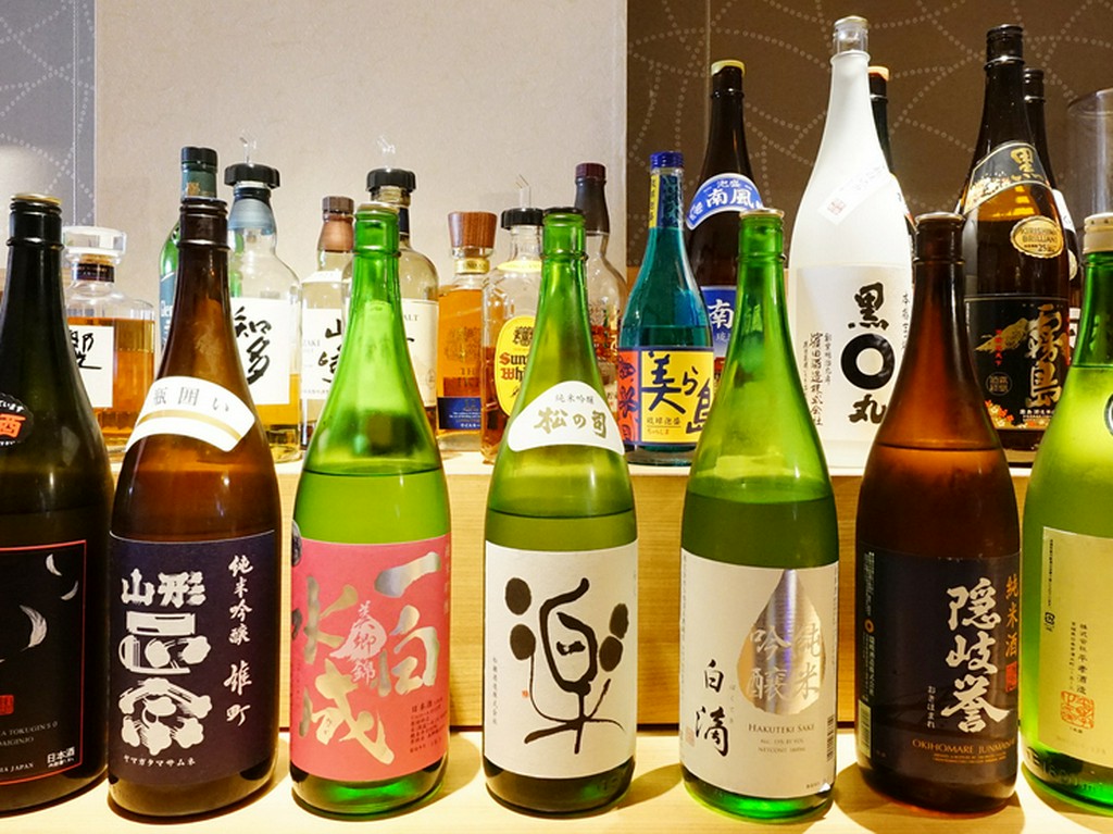 料理と合わせて楽しめる、日本各地の地酒が充実