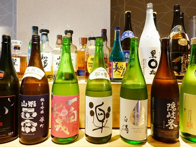 料理と合わせて楽しめる、日本各地の地酒が充実