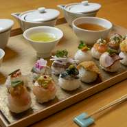 健康にも配慮した、鮮やかな手鞠鮨とおいしい日本茶のセット。
※メニューの構成上、多種多様な食材を使用しておりますので、アレルギーや苦手食材への個別対応は致しかねます。何卒ご了承くださいませ。