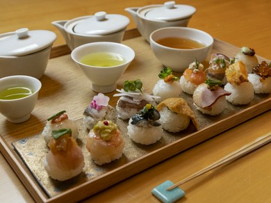 お昼の楽しみに、体にも嬉しい手鞠鮨と日本茶「宗田セット」