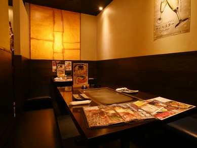 落ち着いた半個室があり、プライベート感が高い宴会や会食が可能