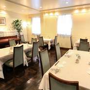 店内は広々としていますが、一つひとつのテーブルが落ち着いた空間として確立し、ファミリー、グループで楽しく食事を楽しめます。10名、20名と人数に応じて部屋を用意してくれます。最大40名まで。