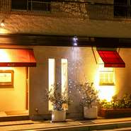 10名以上の歓送迎会を含むグループでの食事の際には、料理の内容や料金の相談に応じてくれます。 静かな店で、気軽にフレンチ・洋食が食べられ、なおかつ「特別感」のある雰囲気が食事に花を添えます。