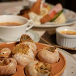 あまり見られなくなった殻を器に焼き上げたエスカルゴ
自家製ガーリックバターがたっぷりの隠れた人気商品です