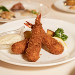 サクサク衣の海老フライ。マヨネーズから手作りのタルタルソースでお召し上がりください。