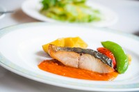 内容はスタッフにお尋ねください
写真は　鰆のポワレ・トマトソース