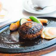 黒毛和牛と黒豚のミンチのこだわりの配合で味わう肉の旨み。10日間かけて仕上げる精養軒のデミグラスソースをお好みの量をかけてお楽しみください。