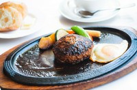 熱々の鉄板で旨みを味わう『ハンバーグステーキ』温野菜3種付き