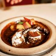 黒毛和牛をデミグラスソースでトロトロに煮込んだ１品
お箸でお召し上がり頂けます。
