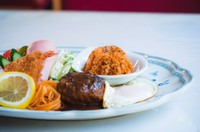 海老フライ・ハンバーグ・目玉焼き・スパゲッティ・ポテトサラダ・フルーツ・ケチャップライス・スープ・ジュース
※お子様ランチメニューは9歳までのご注文とさせていただきます