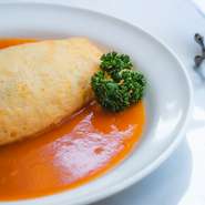 リゾット仕立てのライスをフワフワの卵で包み込んだ
フワトロオムライス。他では味わえない一皿です。