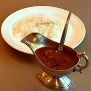 小麦粉を使用せず、たっぷりのトマトと野菜で仕上げるさらりとしたカレー。
肉と野菜の旨味が詰まったスパイシーなカレーです。