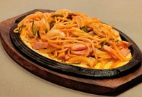 熱々の鉄板で食べるナポリタン。仕上げに特製デミグラスソースをかけてお楽しみください。
