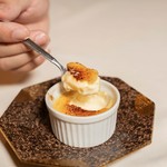 一晩生地を寝かせて低温でじっくり加熱しております。
なめらかなブリュレ生地と焼きたてのカラメルの食感をお楽しみください。