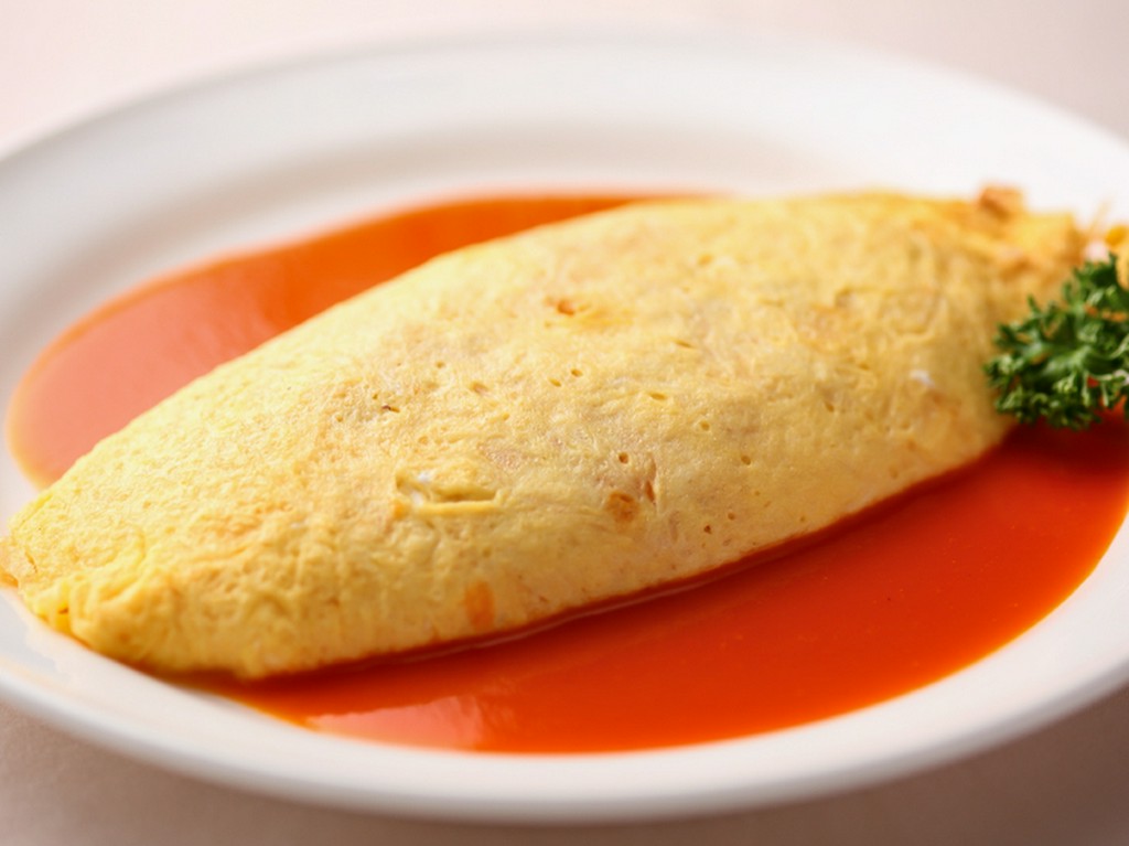 完熟トマトソースの玉子たっぷり『オムライス』は絶品