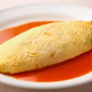 トマトベースリゾットを3つ分の玉子で包みます。開発に1年半を要した、ほどよい酸味とあっさりした味わい。