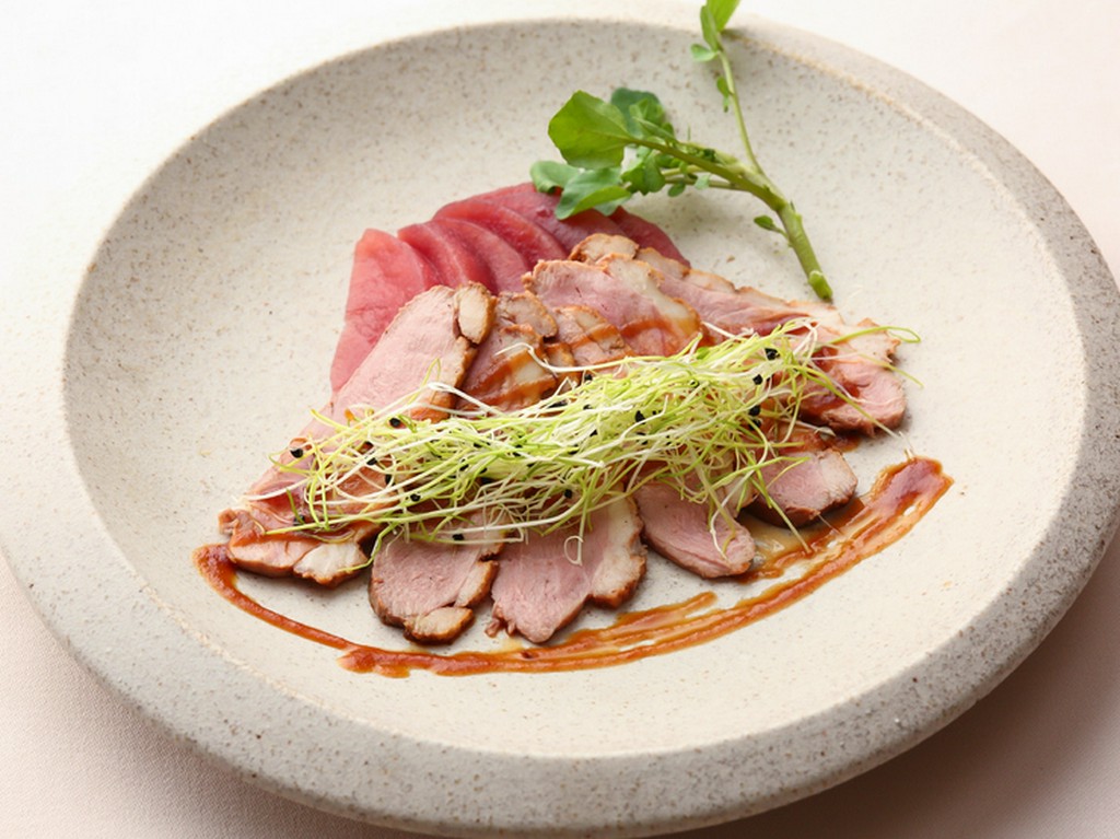 火の通り加減が絶妙な『合鴨ロースト』秘伝のソースがアクセント