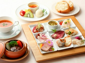 メイン料理によりコース価格が異なります　7920円～。
メイン料理はご来店後にお選びいただけます

