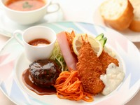 エスカルゴのガーリックバター焼きの前菜に洋食のメインディッシュ
