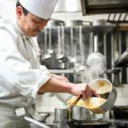 手間をかけた料理も、テーブルに並べはすぐになくなってしまいます。私たちはその短い時間に生まれる笑顔のため、味、店内の雰囲気、心を込めたおもてなしを大切にしております。ぜひ、楽しいひとときを当店で。