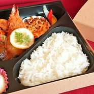 黒毛和牛と黒豚の煮込みハンバーグ・海老フライ自家製タルタル添え・季節のグラタンが入ったお弁当。精養軒の美味しさの詰まったお弁当。
お電話頂けましたら３０分ほどでお作り致します。