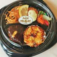 黒毛和牛と黒豚の煮込みハンバーグ・海老フライ自家製タルタル添え・季節のグラタンの入った、精養軒の美味しさの詰まったデリ。一皿で様々な味を楽しめます。