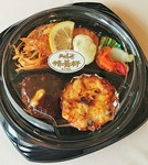 黒毛和牛と黒豚の煮込みハンバーグ・海老フライ自家製タルタル添え・季節のグラタンの入った、精養軒の美味しさの詰まったデリ。一皿で様々な味を楽しめます。