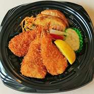 エビを開いて厳選したパン粉で衣をつけたエビフライは、衣がサクサク、海老の旨味をじっくり味わえる１品。マヨネーズから作る自家製タルタルソースの上品な味わいが更に深い味わいに。これぞエビフライです。