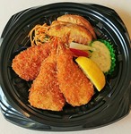 エビを開いて厳選したパン粉で衣をつけたエビフライは、衣がサクサク、海老の旨味をじっくり味わえる１品。マヨネーズから作る自家製タルタルソースの上品な味わいが更に深い味わいに。これぞエビフライです。