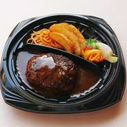 １０日間かけて丹念に作り上げる自家製デミグラスソースで煮込んでおります。黒毛和牛と黒豚の旨味とデミグラスソースの味わいが絶妙に合い、また食べたくなる美味しさです。