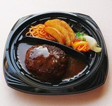 １０日間かけて丹念に作り上げる自家製デミグラスソースで煮込んでおります。黒毛和牛と黒豚の旨味とデミグラスソースの味わいが絶妙に合い、また食べたくなる美味しさです。