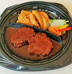 牛すね肉を香味野菜とワインで一晩マリネし、ローストし、低温で８時間煮込みました。精養軒のデミグラスースと肉の旨味で深い味わいに。お箸で食べられる柔らかさでコラーゲンがたっぷりです。