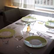 白を基調にした店内は清潔感もあり明るい雰囲気。パーテーションのお洒落な個室もあるので周りに気兼ねなくお食事をお楽しみいただけます。ご希望・リクエストにもできる限りご対応致しますので是非ご相談ください。