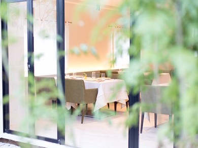 窓から差し込む優しい光が落ち着きを演出