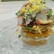 シトロニエ定番じゃがいものカゴに
地元で採れた色とりどりのサラダや
魚介を使ったランチの前菜
オープンから変わらないシトロニエ看板のヒトサラです

