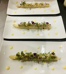 基本のコース
明石の魚介を中心にオリジナリティ溢れる料理をお楽しみください。
