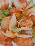 定番のシトロニエ風サラダ　ジャガイモバスケットにサラダと魚介をのせた１品が人気のランチコース