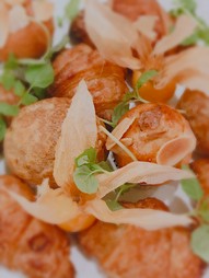 定番のシトロニエ風サラダ　ジャガイモバスケットにサラダと魚介をのせた１品が人気のランチコース