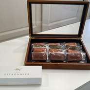 バニラとバター香る自家製フィナンシェ
フレーバーがバニラ・レモン・抹茶・ショコラの４種
箱売り　(１箱６個入り) ￥1500もございます　
数に限りがございますので箱売りご希望の方はご予約いただけますと幸いです