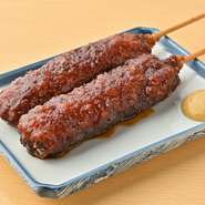 八丁味噌をたっぷりと使った特製のどて煮ソースが自慢です。サクサクに揚げた衣の中には、ジューシーで柔らかい豚肉がぎっしり詰まっています。