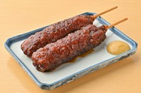 八丁味噌をたっぷりと使った特製のどて煮ソースが自慢です。サクサクに揚げた衣の中には、ジューシーで柔らかい豚肉がぎっしり詰まっています。